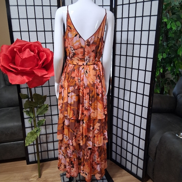 WHITE HOUSE BLACK MARKET. Pretty Long, Layered floral design - Picture 7 of 16